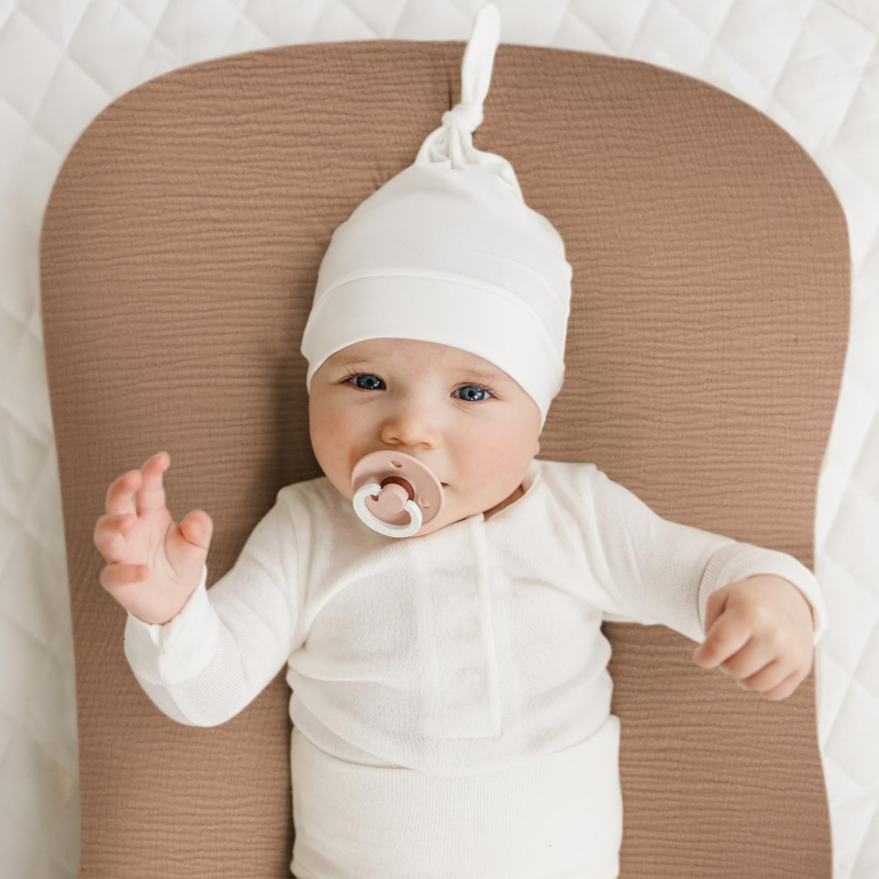 Gamykloje parduodamas sukurtų audinių kūdikių medvilninių verpalų lovos užtiesalų rinkinys, vienspalvis kūdikio lova, pilnai uždengta, dvisluoksnė medvilninių verpalų kvėpuojanti paklodė