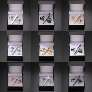 Комплект копчета за ръкавели Jiaomei с лъскав, златен и сребърен кръст и черен емайл, правоъгълни, с гланцирана щипка за вратовръзка, готов за подарък.