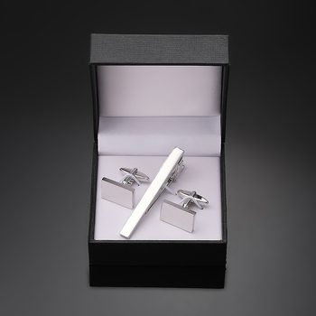 Комплект копчета за ръкавели Jiaomei с лъскав, златен и сребърен кръст и черен емайл, правоъгълни, с гланцирана щипка за вратовръзка, готов за подарък.