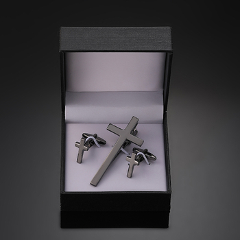 Комплект копчета за ръкавели Jiaomei с лъскав, златен и сребърен кръст и черен емайл, правоъгълни, с гланцирана щипка за вратовръзка, готов за подарък.