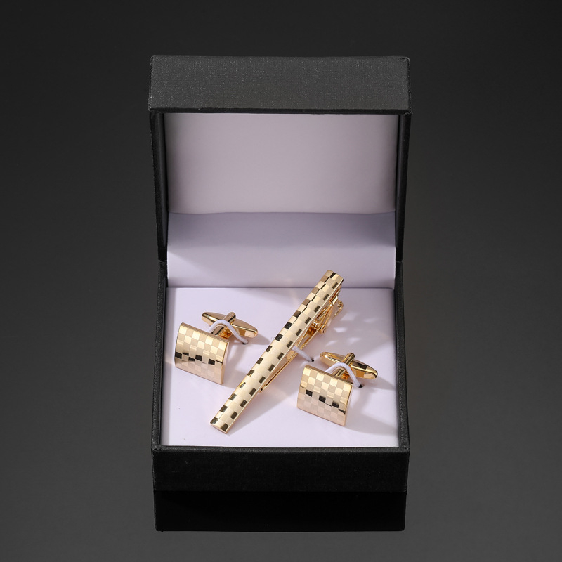 Комплект копчета за ръкавели Jiaomei с лъскав, златен и сребърен кръст и черен емайл, правоъгълни, с гланцирана щипка за вратовръзка, готов за подарък.