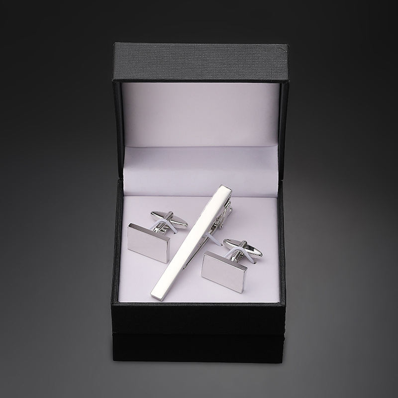 Комплект копчета за ръкавели Jiaomei с лъскав, златен и сребърен кръст и черен емайл, правоъгълни, с гланцирана щипка за вратовръзка, готов за подарък.