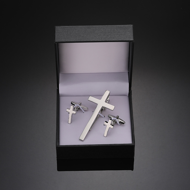 Комплект копчета за ръкавели Jiaomei с лъскав, златен и сребърен кръст и черен емайл, правоъгълни, с гланцирана щипка за вратовръзка, готов за подарък.