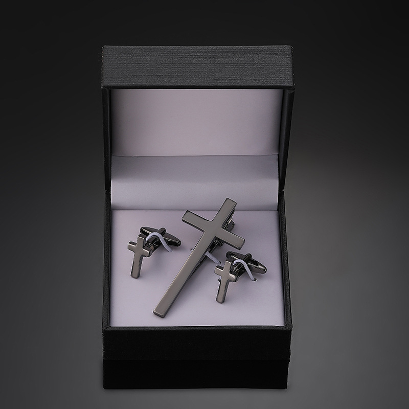 Комплект копчета за ръкавели Jiaomei с лъскав, златен и сребърен кръст и черен емайл, правоъгълни, с гланцирана щипка за вратовръзка, готов за подарък.