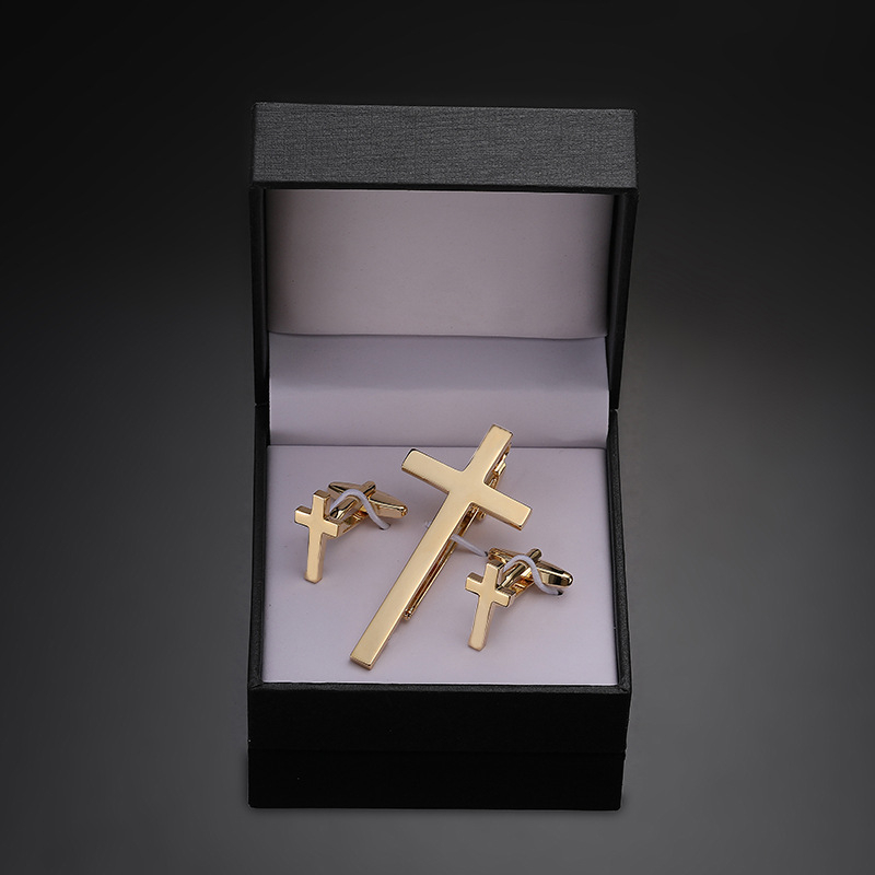 Комплект копчета за ръкавели Jiaomei с лъскав, златен и сребърен кръст и черен емайл, правоъгълни, с гланцирана щипка за вратовръзка, готов за подарък.