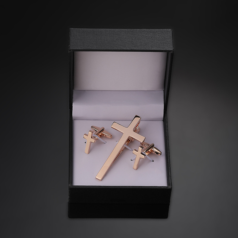 Комплект копчета за ръкавели Jiaomei с лъскав, златен и сребърен кръст и черен емайл, правоъгълни, с гланцирана щипка за вратовръзка, готов за подарък.