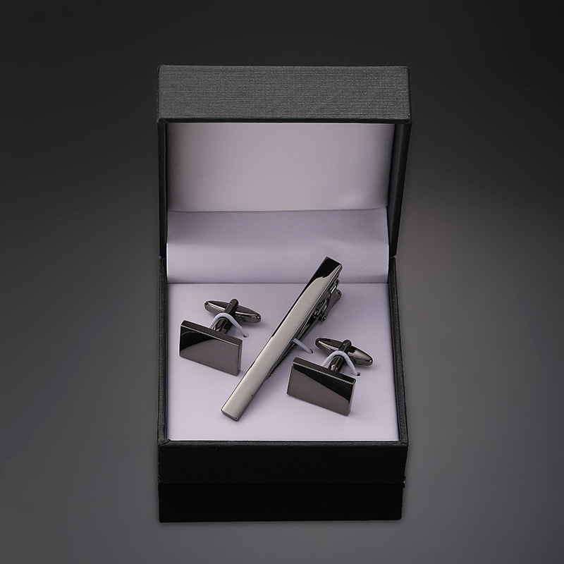 Комплект копчета за ръкавели Jiaomei с лъскав, златен и сребърен кръст и черен емайл, правоъгълни, с гланцирана щипка за вратовръзка, готов за подарък.