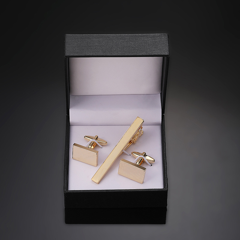 Комплект копчета за ръкавели Jiaomei с лъскав, златен и сребърен кръст и черен емайл, правоъгълни, с гланцирана щипка за вратовръзка, готов за подарък.
