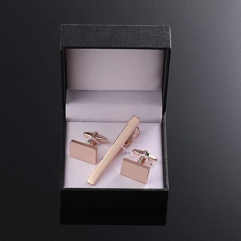 Комплект копчета за ръкавели Jiaomei с лъскав, златен и сребърен кръст и черен емайл, правоъгълни, с гланцирана щипка за вратовръзка, готов за подарък.