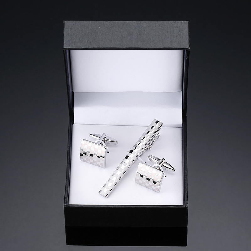 Комплект копчета за ръкавели Jiaomei с лъскав, златен и сребърен кръст и черен емайл, правоъгълни, с гланцирана щипка за вратовръзка, готов за подарък.