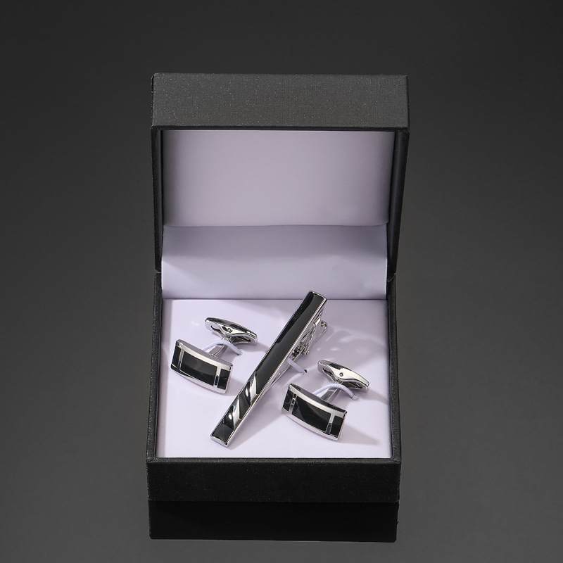 Комплект копчета за ръкавели Jiaomei с лъскав, златен и сребърен кръст и черен емайл, правоъгълни, с гланцирана щипка за вратовръзка, готов за подарък.