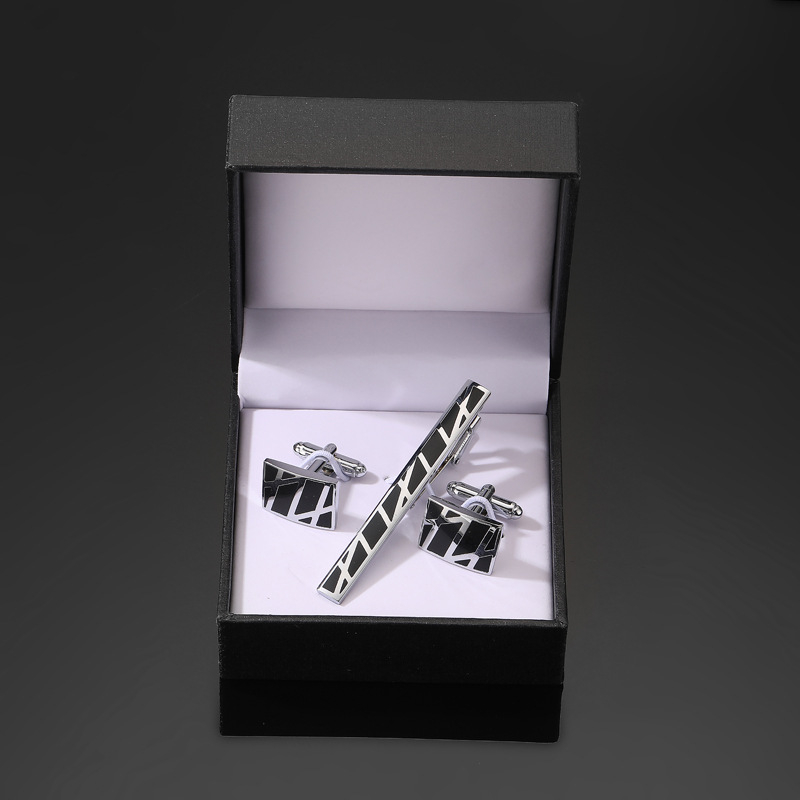 Комплект копчета за ръкавели Jiaomei с лъскав, златен и сребърен кръст и черен емайл, правоъгълни, с гланцирана щипка за вратовръзка, готов за подарък.