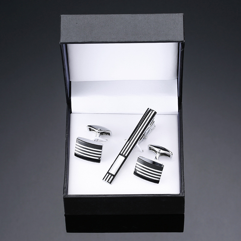 Комплект копчета за ръкавели Jiaomei с лъскав, златен и сребърен кръст и черен емайл, правоъгълни, с гланцирана щипка за вратовръзка, готов за подарък.