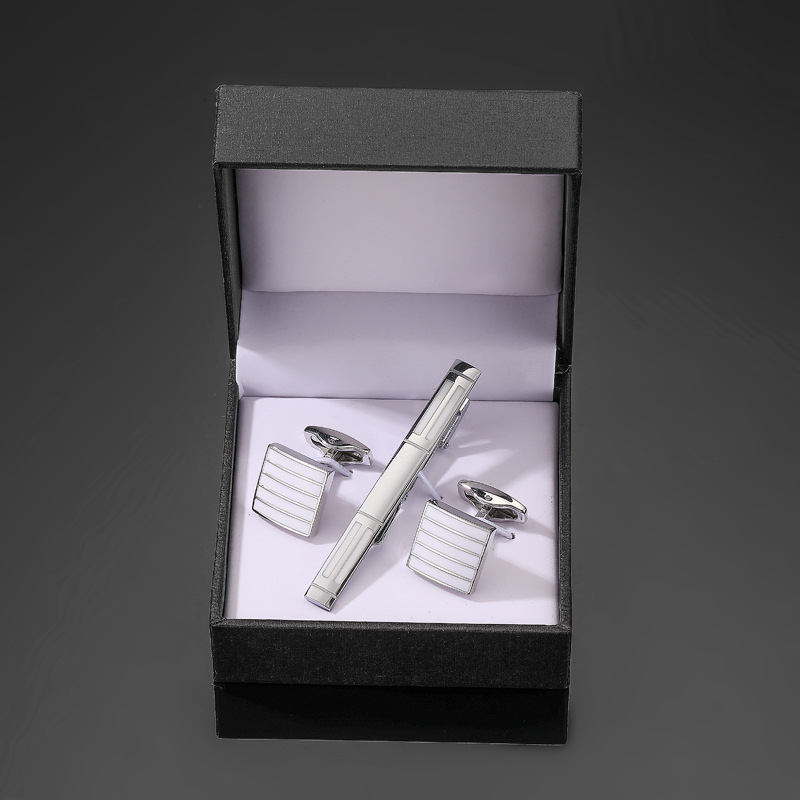 Комплект копчета за ръкавели Jiaomei с лъскав, златен и сребърен кръст и черен емайл, правоъгълни, с гланцирана щипка за вратовръзка, готов за подарък.