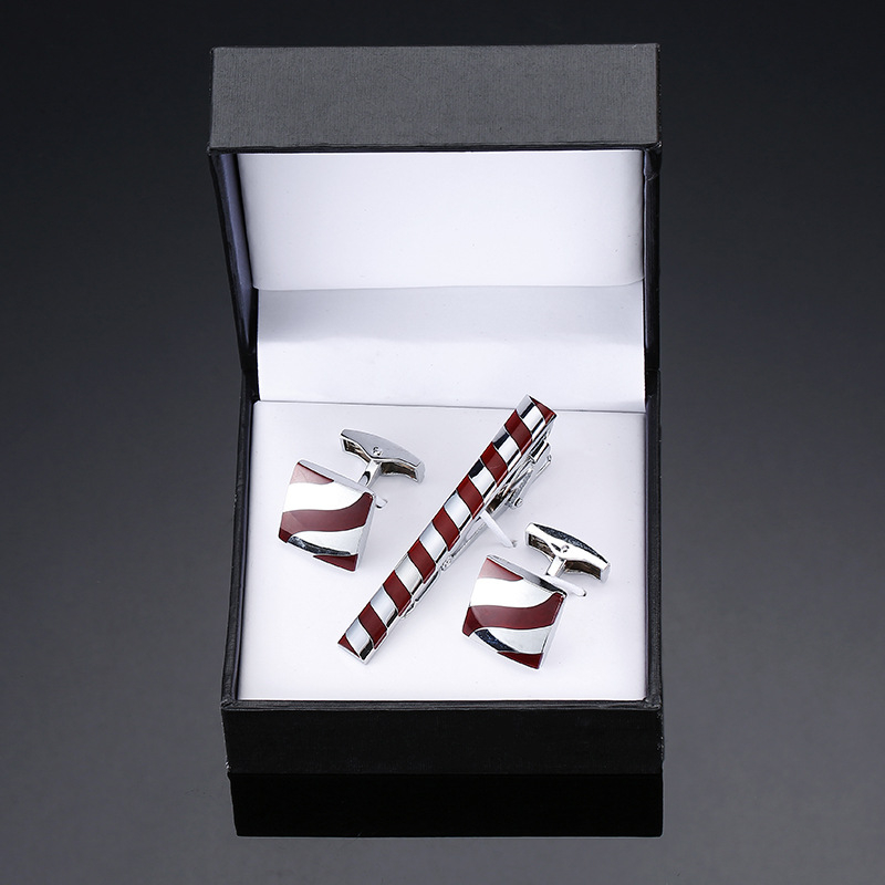 Комплект копчета за ръкавели Jiaomei с лъскав, златен и сребърен кръст и черен емайл, правоъгълни, с гланцирана щипка за вратовръзка, готов за подарък.