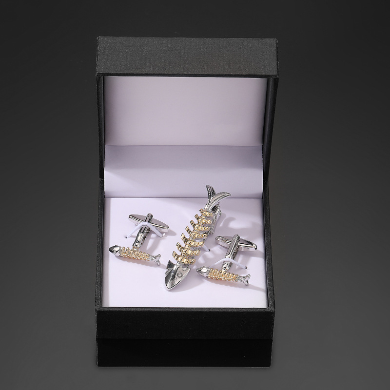 Комплект копчета за ръкавели Jiaomei с лъскав, златен и сребърен кръст и черен емайл, правоъгълни, с гланцирана щипка за вратовръзка, готов за подарък.