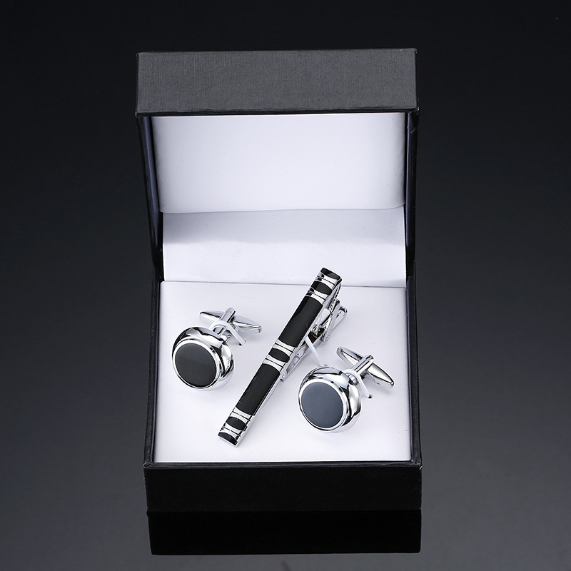 Комплект копчета за ръкавели Jiaomei с лъскав, златен и сребърен кръст и черен емайл, правоъгълни, с гланцирана щипка за вратовръзка, готов за подарък.