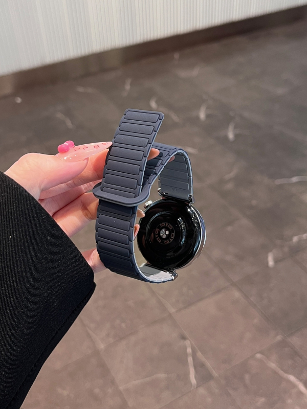 Sobib Huawei Gt5, Samsung Watch7, Xiaomi S4, Garmini kolme helmega silikoonist magnetiline tööriiete kellarihm 22 mm