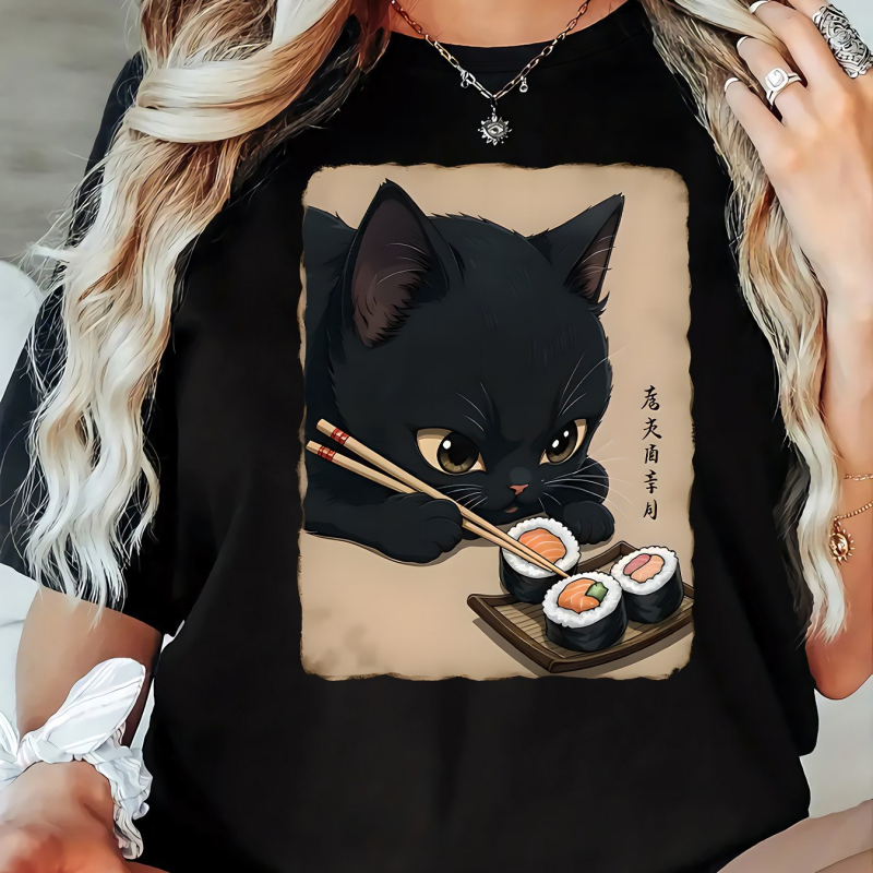 Дамска ежедневна тениска с голям размер и сладък дизайн с черна котка и суши - кръгло деколте, къс ръкав, лека