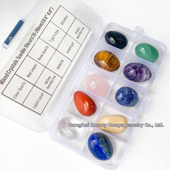 Natūralaus krištolo riedančio akmens dovanų dėžutės rinkinys, natūralus krištolas, poliruotas neapdorotas akmuo, mineralinis brangakmenio pavyzdys, dovanų krištolinis ornamentas