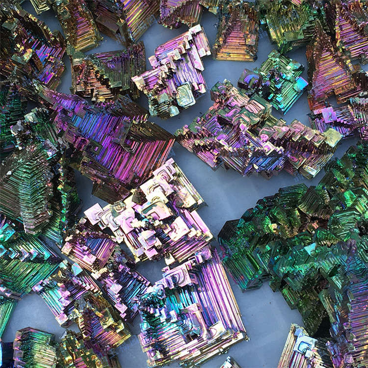 Natūralus bismuto kristalų rūdos neapdorotas akmuo, akmens pavyzdys, populiarus mokslas, kūrybingas svetainės dekoratyvinis ornamentas, metalo kolekcijos dovanos