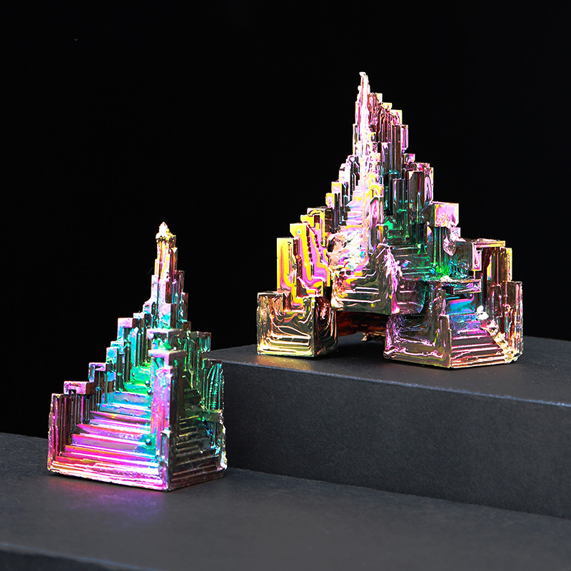 Natūralus bismuto kristalų rūdos neapdorotas akmuo, akmens pavyzdys, populiarus mokslas, kūrybingas svetainės dekoratyvinis ornamentas, metalo kolekcijos dovanos