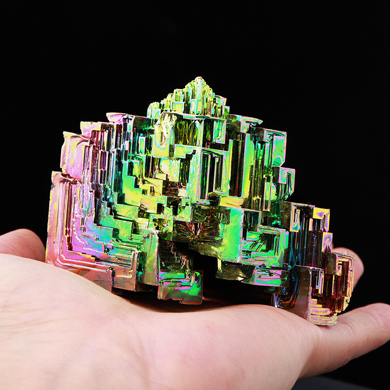 Natūralus bismuto kristalų rūdos neapdorotas akmuo, akmens pavyzdys, populiarus mokslas, kūrybingas svetainės dekoratyvinis ornamentas, metalo kolekcijos dovanos