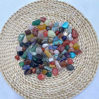 Скъпоценни камъни и кристали на едро, различни обрани полирани камъни, кристални бижута, дъждовно цвете, необработени естествени камъчета