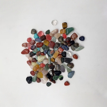 Скъпоценни камъни и кристали на едро, различни обрани полирани камъни, кристални бижута, дъждовно цвете, необработени естествени камъчета