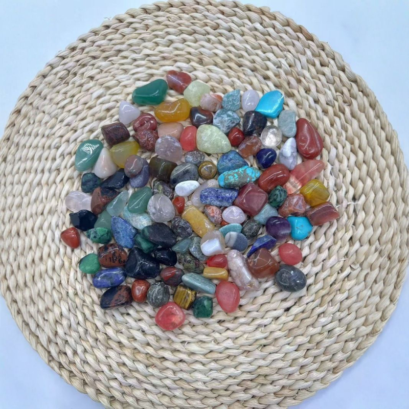Скъпоценни камъни и кристали на едро, различни обрани полирани камъни, кристални бижута, дъждовно цвете, необработени естествени камъчета