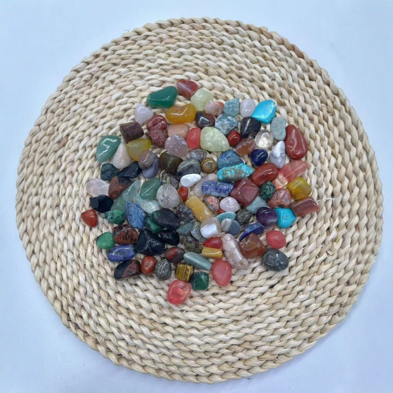 Скъпоценни камъни и кристали на едро, различни обрани полирани камъни, кристални бижута, дъждовно цвете, необработени естествени камъчета