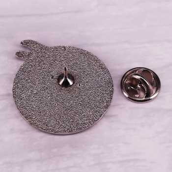 Викинг Один Врана Емайлирана брошка с буква