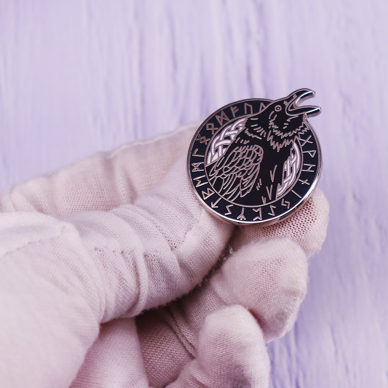 Викинг Один Врана Емайлирана брошка с буква