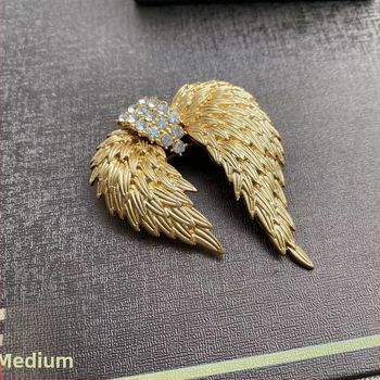 Средновековна винтидж брошка с крила, елегантна и щедра брошка с позлатени крила, винтидж триизмерна брошка за костюм