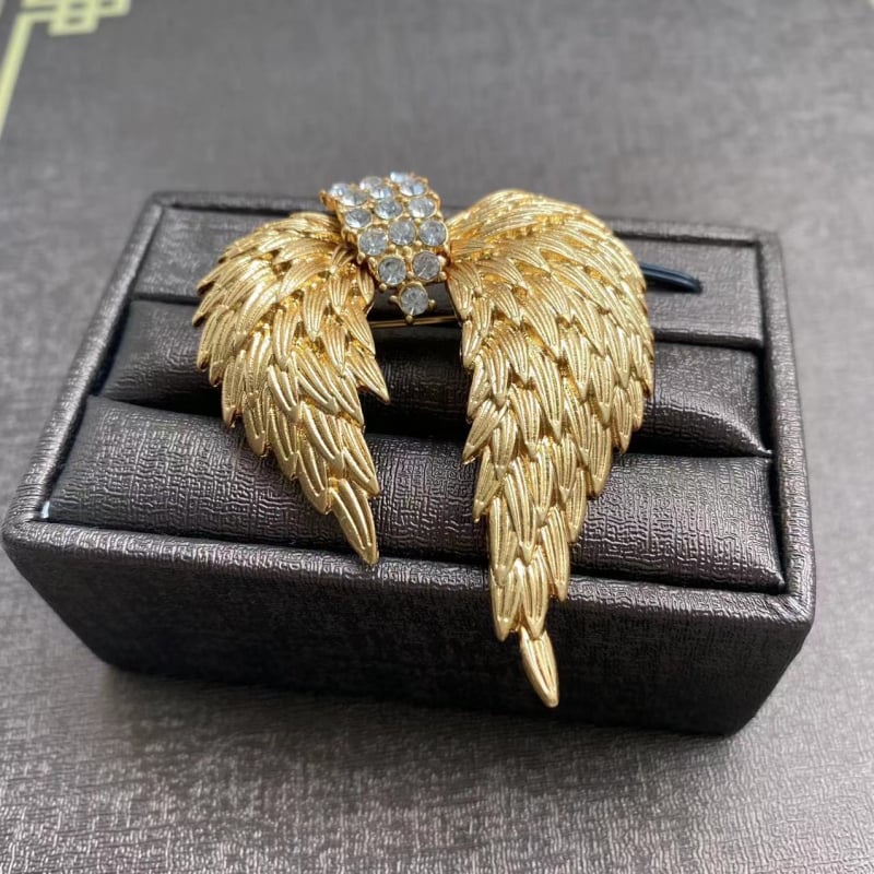 Broșă vintage antică mijlocie cu aripi, aripi elegante și generoase, placată cu aur, broșă vintage tridimensională pentru costum, broșă pentru haine