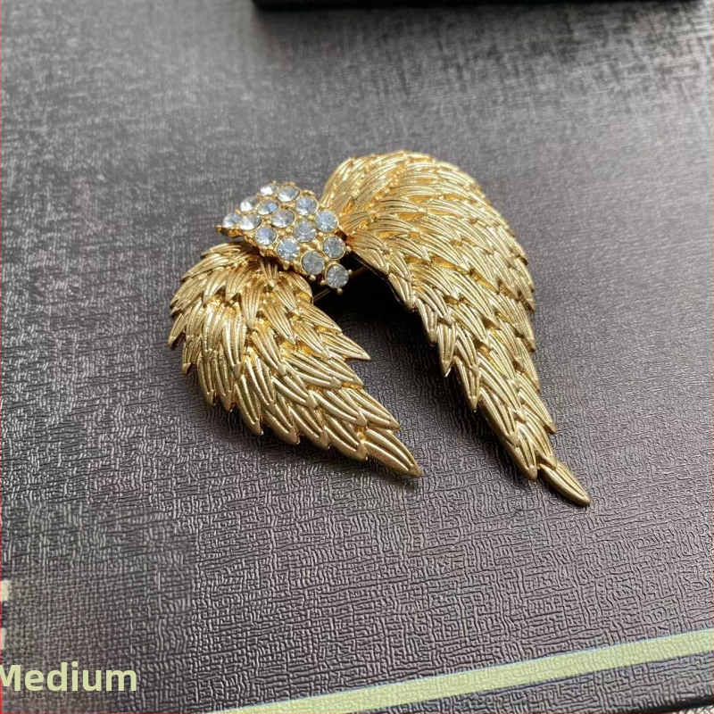 Kesk-antiikne vintage tiibadega pross Elegantne ja helde tiibadega kullatud pross Vintage kolmemõõtmeline ülikonna- ja mantlipross