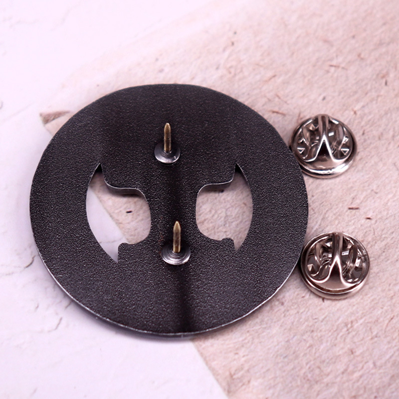 Емайлирана значка с чука на Тор, викингска метална значка с келтски чук