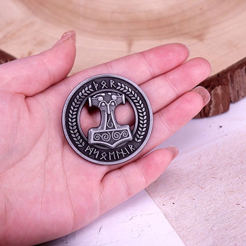 Емайлирана значка с чука на Тор, викингска метална значка с келтски чук