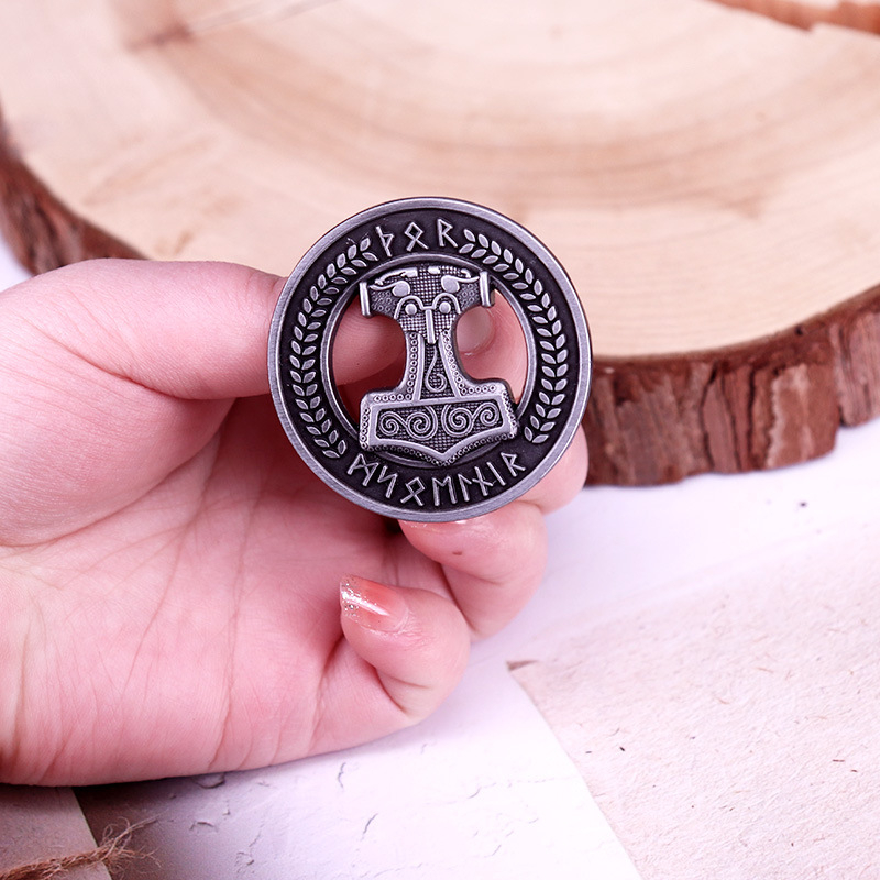 Емайлирана значка с чука на Тор, викингска метална значка с келтски чук