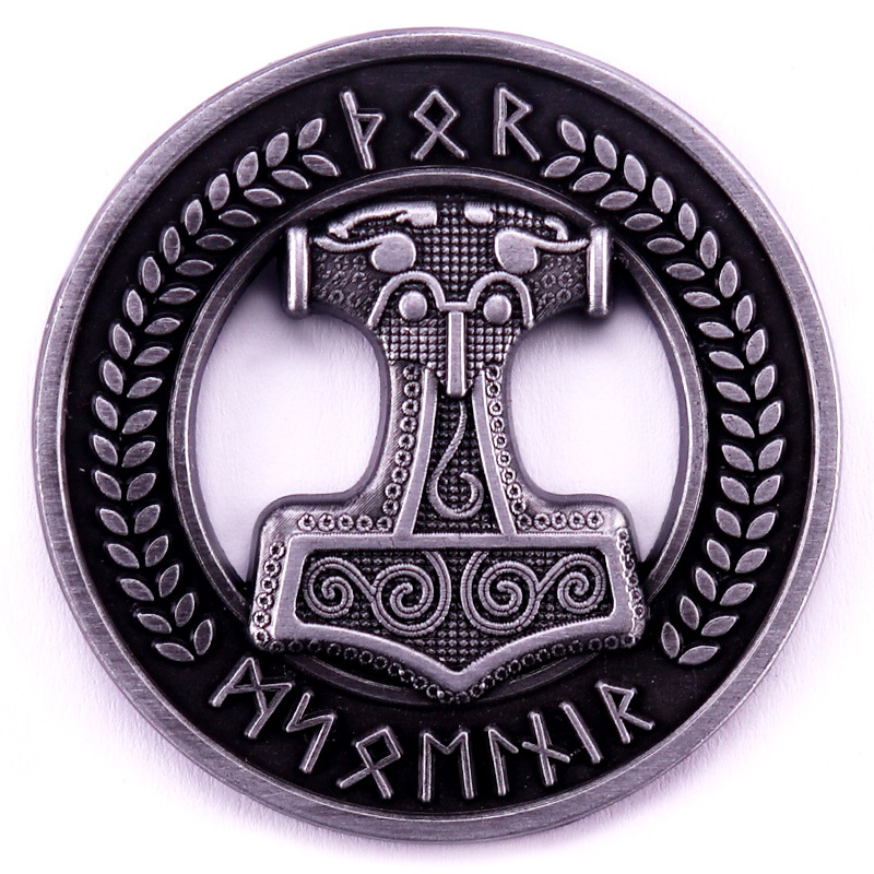 Емайлирана значка с чука на Тор, викингска метална значка с келтски чук