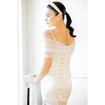 „Amazon“ moteriška perlų tinklelio rankoves dengianti krūtinės vestuvinė suknelė su vieno peties aksesuarais ir diržais