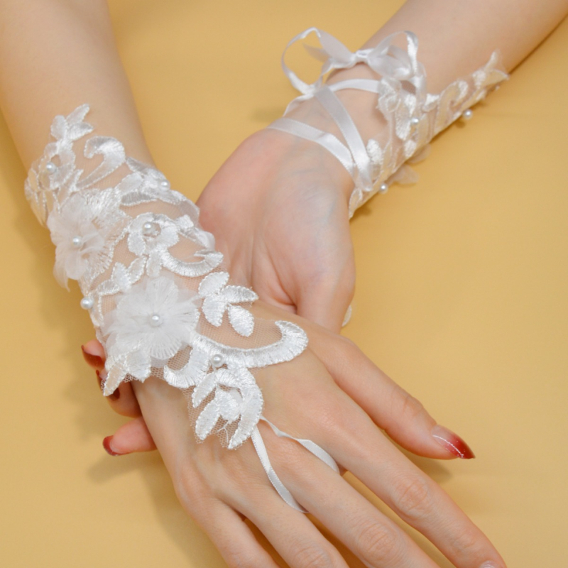 2025 m. nuotakos vestuvinė suknelė su nėriniuotais baltomis gėlėmis, vestuvinės trumpos pirštinės su perlais, elegantiška