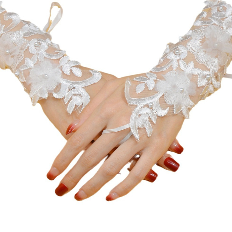 2025 m. nuotakos vestuvinė suknelė su nėriniuotais baltomis gėlėmis, vestuvinės trumpos pirštinės su perlais, elegantiška