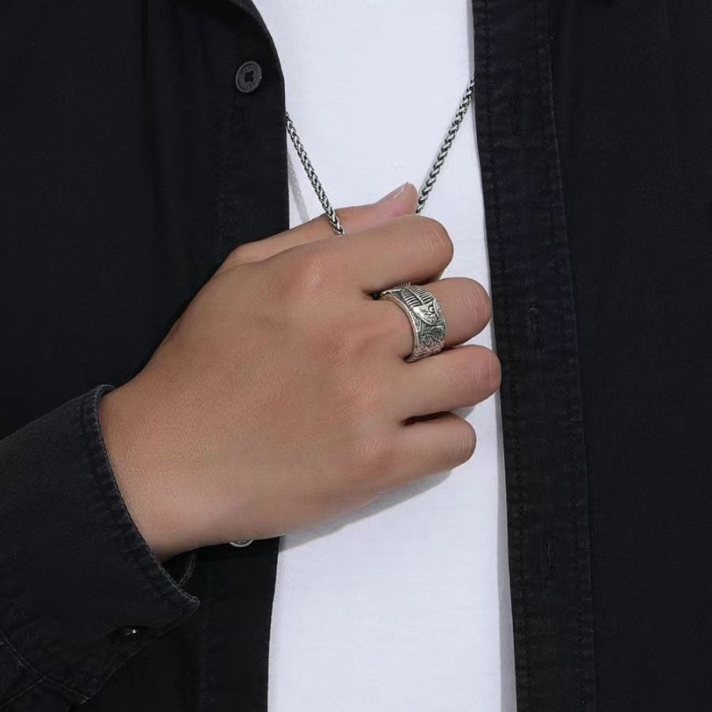 Ručno izrađen vintage prsten s motivom riblje kosti iz 2024. godine, vrhunske izrade i staromodnosti.