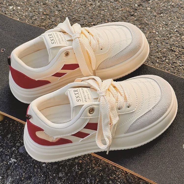 Bijele cipele s debelim potplatom za žene 2025. proljeće i ljeto, nove šik svestrane cipele za kruh za žene, prozračne nišne ležerne tenisice s velikim prstima