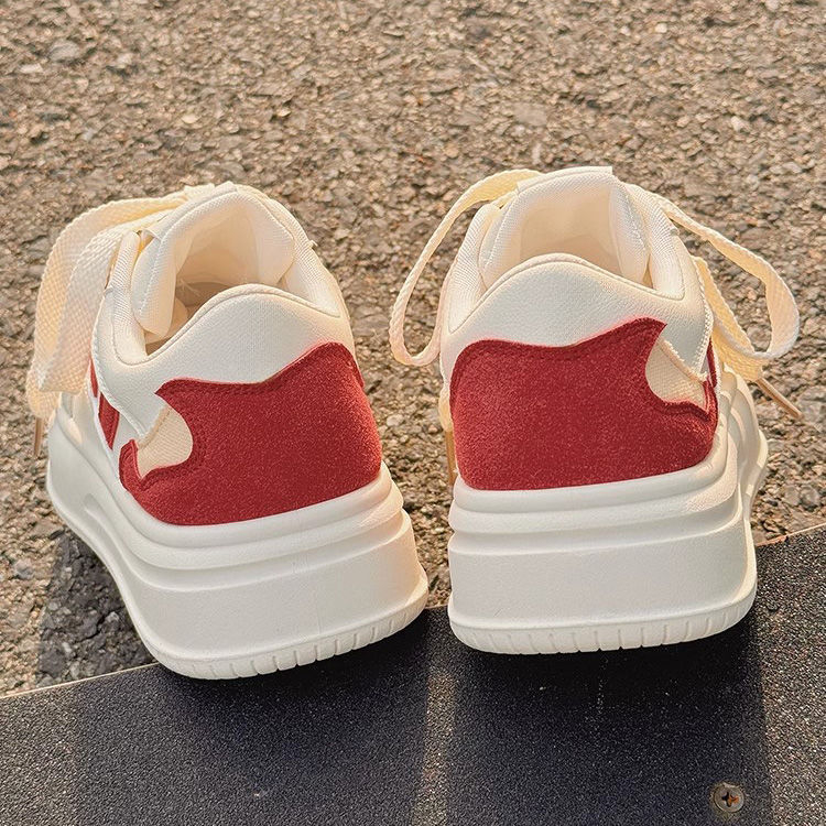 Bijele cipele s debelim potplatom za žene 2025. proljeće i ljeto, nove šik svestrane cipele za kruh za žene, prozračne nišne ležerne tenisice s velikim prstima