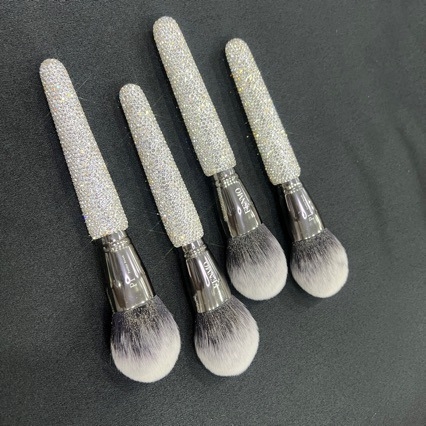 Deimantais inkrustuotas makiažo šepetėlis, vienas birios pudros šepetėlis, deimantais inkrustuotas makiažo įrankių rinkinys, birios pudros skaistalų kontūravimo šepetėlis