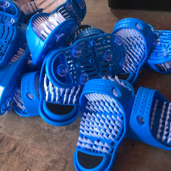 Βούρτσα πλύσης ποδιών για τηλεόραση με βεντούζα, βούρτσα μασάζ ποδιών για εύκολο τρίψιμο ποδιών για άνδρες και γυναίκες, παντόφλες απολέπισης μπάνιου για χαλαρές ποδιές