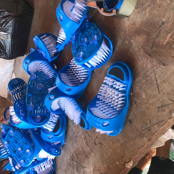 Βούρτσα πλύσης ποδιών για τηλεόραση με βεντούζα, βούρτσα μασάζ ποδιών για εύκολο τρίψιμο ποδιών για άνδρες και γυναίκες, παντόφλες απολέπισης μπάνιου για χαλαρές ποδιές