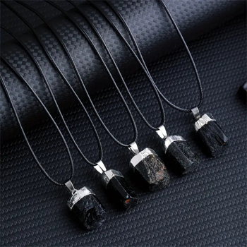 Natūralaus krištolo kolona, originalus akmuo, juodo turmalino pakabukas, netaisyklingo elektrinio akmens kolona, rūdos sidabruotas krašto karoliai, pakabukas